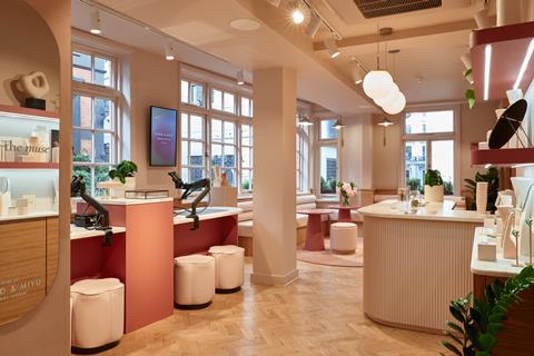 24-08-17_RyanWicks_AstridMiyu-CarnabySt_030